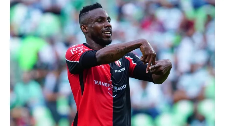Julian Quiñones adelanta a los Rojinegros ante Santos.