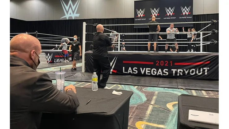 Triple H tomando nota de lo acontecido en el Tryout Las Vegas 2021