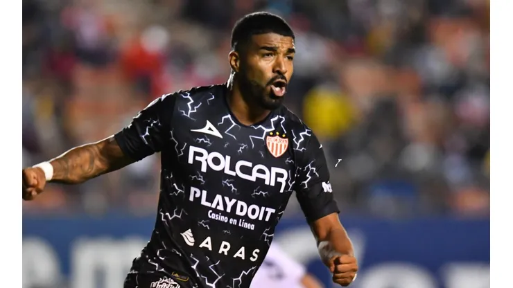 Rodrigo Aguirre celebra el gol de Necaxa.