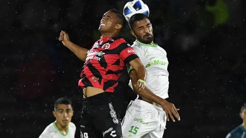 Mauro Manotas de Tijuana y Maximiliano Olivera de Juárez en la lucha por la pelota.