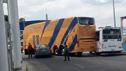 Autobús oficial de Tigres impactó en las calles de Puebla.
