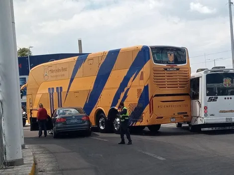 Camión de Tigres UANL chocó al llegar a Puebla