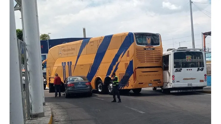 Autobús oficial de Tigres impactó en las calles de Puebla.