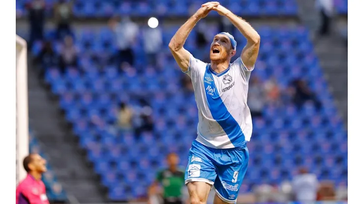 Fernando Aristeguieta marcó el 1-0 para Puebla sobre Tigres ante Nahuel Guzmán.