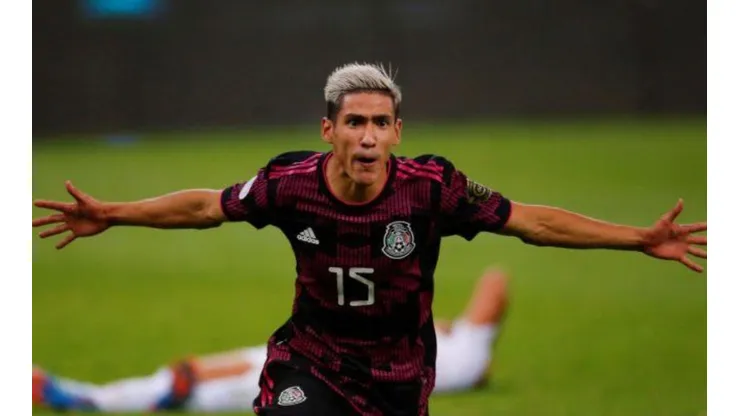 Uriel Antuna fue sorprendido por su familia en el aeropuerto.