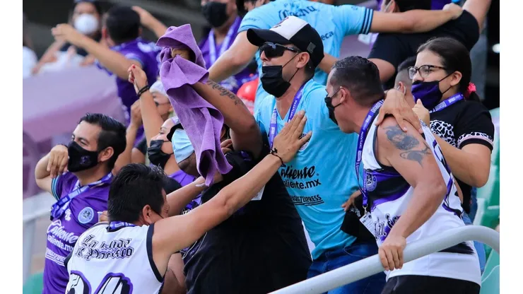 La afición del Mazatlán en el estadio el Kraken.