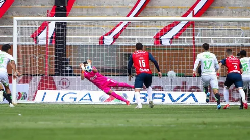 El cobro del penalti de Matías Fernández para el 1-0 de Juárez contra Chivas