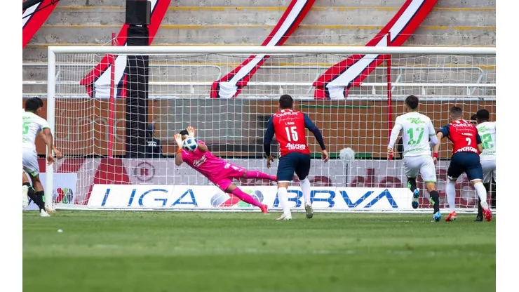 El cobro del penalti de Matías Fernández para el 1-0 de Juárez contra Chivas