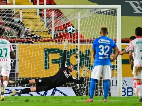 Necaxa regala autogol al Cruz Azul y luego le empata con un penalti
