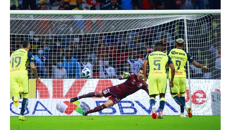 Roger Martínez cobró el penalty lo acertó ante el portero Antony Silva.