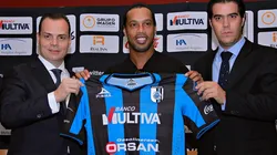 Olegario Vázquez y Arturo Villanueva en la presentación de Ronaldinho.