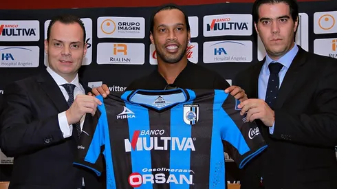 Olegario Vázquez y Arturo Villanueva en la presentación de Ronaldinho.
