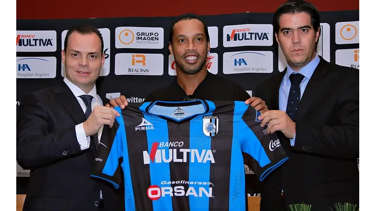 Olegario Vázquez y Arturo Villanueva en la presentación de Ronaldinho.