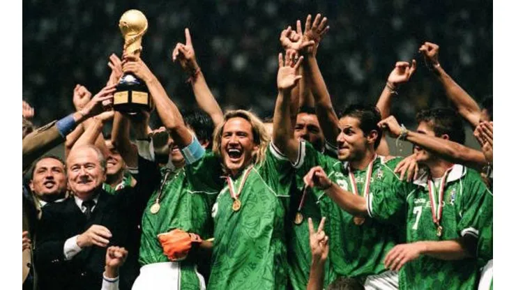 La selección mexicana con Joseph Blatter, entonces presidente de la FIFA.