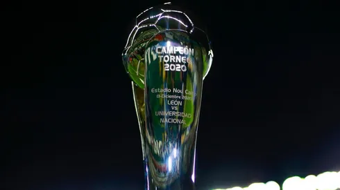 Trofeo de campeón de la Liga MX.