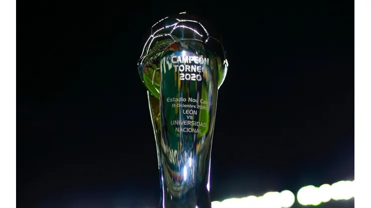 Trofeo de campeón de la Liga MX.