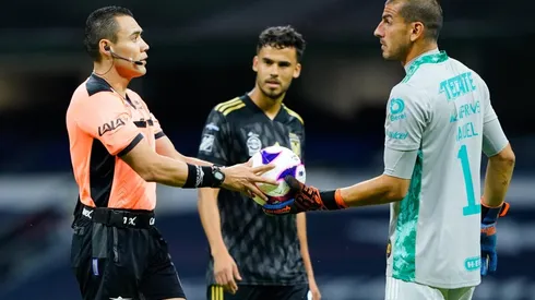 Nahuel Guzmán ha mejorado su disciplina y los árbitros lo reconocen.