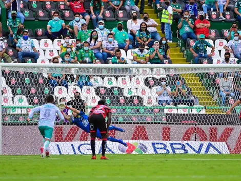 Gran atajada de penalti de Iván Vázquez, portero del León, a Matías Barbona, del Tijuana.