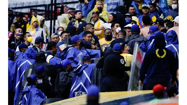 Conato de bronca entre la propia barra de América.