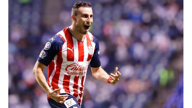 Golazo de Chivas tras el error de Silva.
