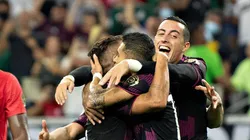 Pineda celebró con Jonathan dos Santos su gol ante Canadá
