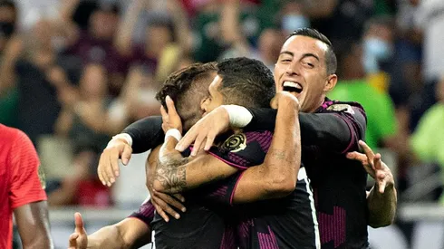 Pineda celebró con Jonathan dos Santos su gol ante Canadá