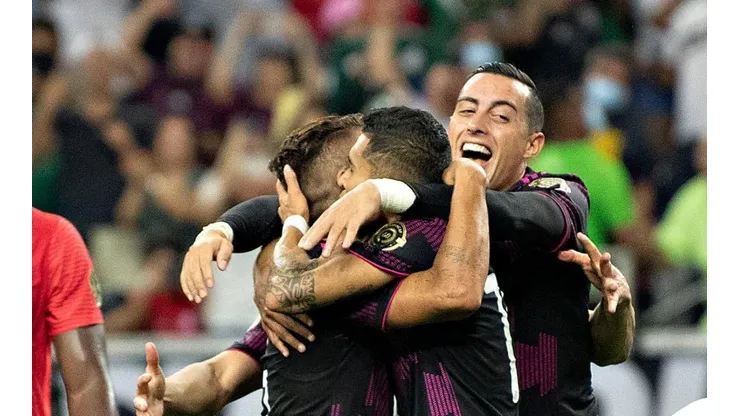 Pineda celebró con Jonathan dos Santos su gol ante Canadá
