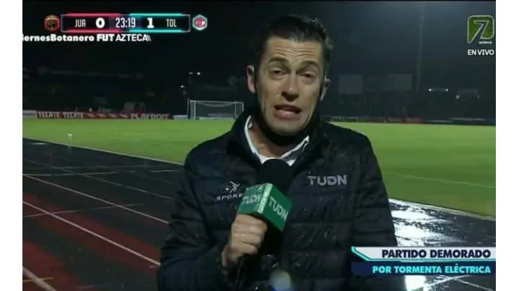 El reportero de TUDN apareció en la señal de TV Azteca en el Viernes Botanero.