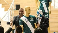 Manuel Jiménez y Súper Camote en la presentación del uniforme.