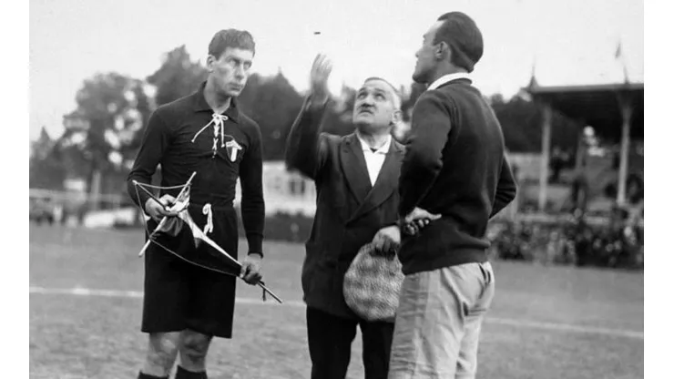 Ceremonia de inicio del partido México contra Chile en el Mundial 1930.