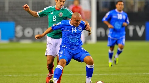 Israel Castro de México y Dennis Alas de El Salvador en la Copa Oro 2011.