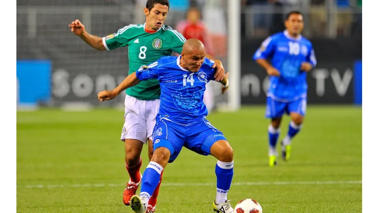 Israel Castro de México y Dennis Alas de El Salvador en la Copa Oro 2011.