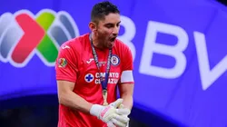 Afición de Cruz Azul enojada por la renovación de Corona.