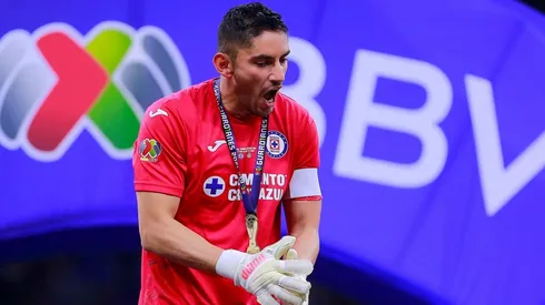 Afición de Cruz Azul enojada por la renovación de Corona.