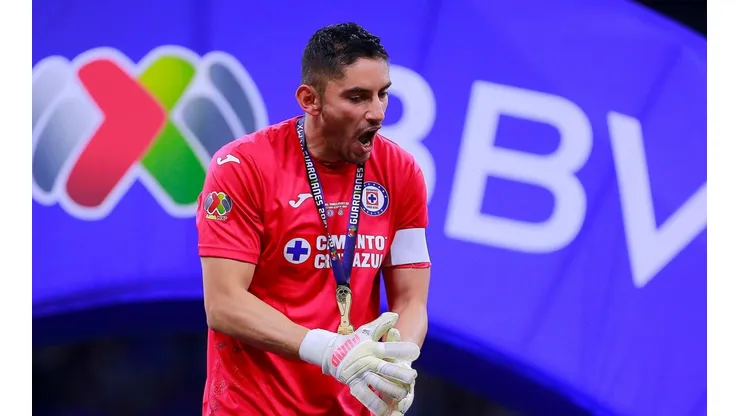 Afición de Cruz Azul enojada por la renovación de Corona.