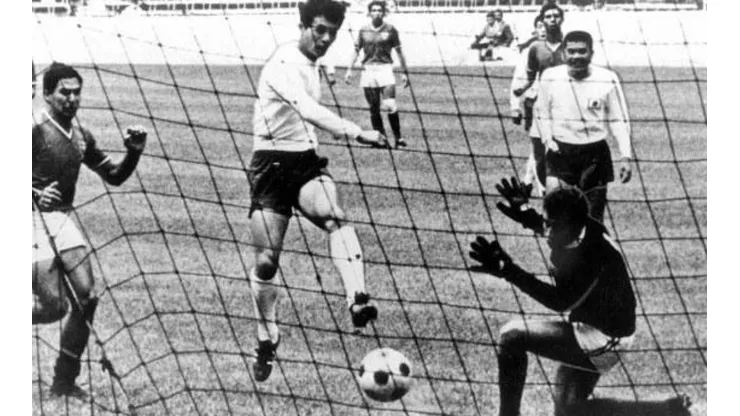 El 1-0 de Kunishige Kamamoto de Japón a México en el partido por el tercer lugar olímpico de 1968.