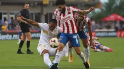 Erick Ávalos de Tigres y César Huerta de Chivas.