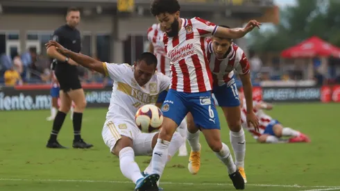 Erick Ávalos de Tigres y César Huerta de Chivas.