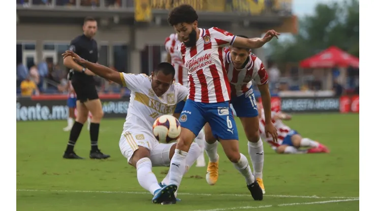 Erick Ávalos de Tigres y César Huerta de Chivas.