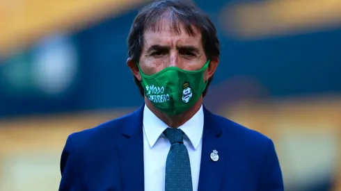 Guillermo Almada quiere pelear títulos con Santos.