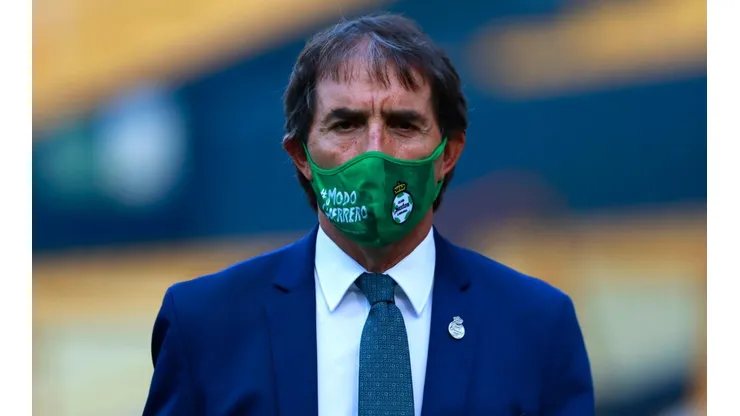Guillermo Almada quiere pelear títulos con Santos.