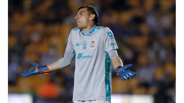 Nahuel Guzmán le dio la bienvenida a Esteban Andrada.
