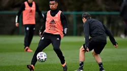 Efraín Álvarez en un entrenamiento con México en Cardiff, Gales.