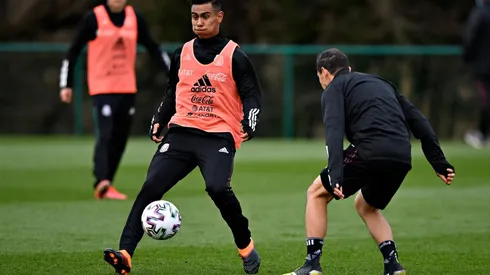 Efraín Álvarez en un entrenamiento con México en Cardiff, Gales.