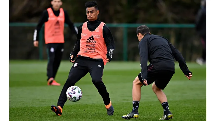 Efraín Álvarez en un entrenamiento con México en Cardiff, Gales.