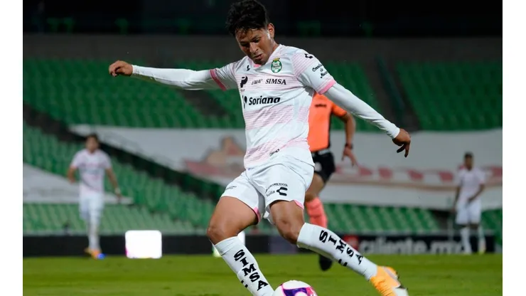 Santos Laguna oficializó la salida de Adrián Lozano.