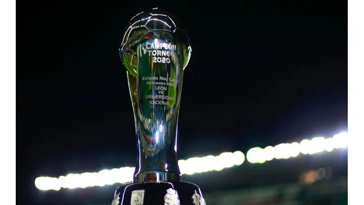 Trofeo de campeón de la Liga MX.