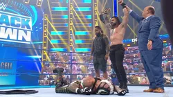 Roman Reigns venció a Rey Mysterio por el campeonato WWE.
