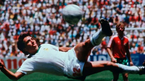 La 'tijera' de Manuel Negrete fue considerada como el mejor gol de la historia en los Mundiales.