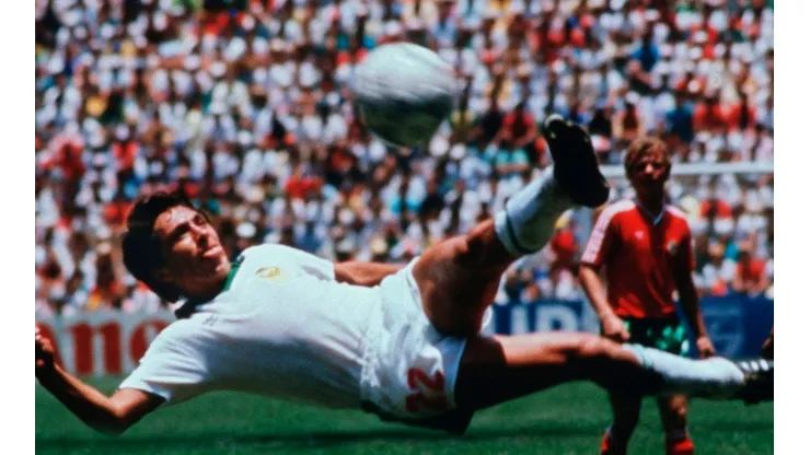 La 'tijera' de Manuel Negrete fue considerada como el mejor gol de la historia en los Mundiales.